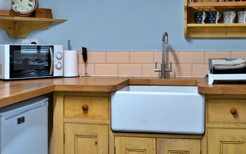 Palm Cott: Madera, Arreglo De Tubería, Mostrador, Piso, Gabinetes, Cocina, Diseño De Interiores, Grifo, Plomería, Lavabo