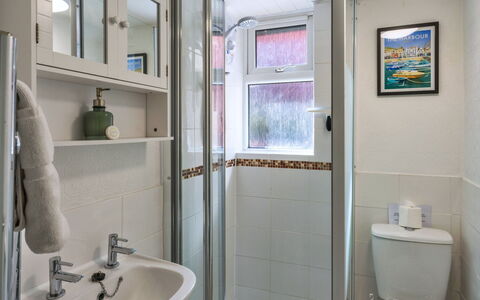 Palm Cott: Arreglo De Tubería, Baño, Lavabo Del Baño, Lavabo, Piso, Diseño De Interiores, Suelo, Grifo, Plomería, Habitación