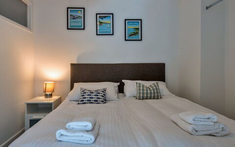 Palm Cott: Cama, Habitación, Diseño De Interiores, Lecho, Mueble, Suelo, Sábana, Pared, Piso, Madera