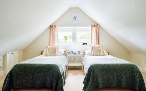 The Barn at Courtleigh: Cama, Diseño De Interiores, Habitación, Mueble, Lecho, Techo, Madera, Sábana, Suelo, Habitación