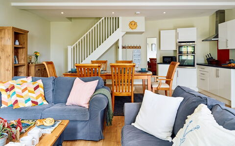 The Barn at Courtleigh: Mueble, Diseño De Interiores, Sofá, Piso, Suelo, Madera, Techo, Sala, Habitación, Mesa
