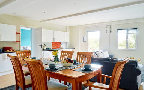 The Barn at Courtleigh: Mueble, Madera, Diseño De Interiores, Piso, Mesa, Techo, Suelo, Cocina Y Comedor Mesa, Silla, Comedor