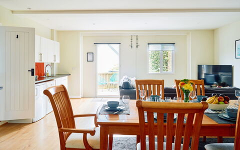 The Barn at Courtleigh: Mueble, Diseño De Interiores, Piso, Mesa, Madera, Suelo, Silla, Techo, Cocina Y Comedor Mesa, Comedor