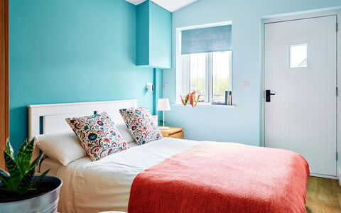 The Barn at Courtleigh: Azul, Mueble, Cama, Habitación, Lecho, Diseño De Interiores, Sábana, Linos, Textil, Habitación