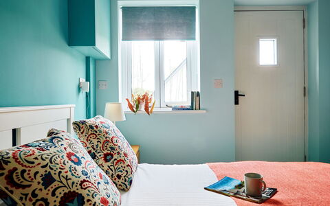 The Barn at Courtleigh: Mueble, Habitación, Diseño De Interiores, Pared, Cama, Lecho, Sábana, Linos, Habitación, Textil