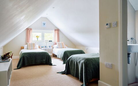 The Barn at Courtleigh: Cama, Diseño De Interiores, Mueble, Habitación, Piso, Suelo, Pared, Techo, Madera, Lecho