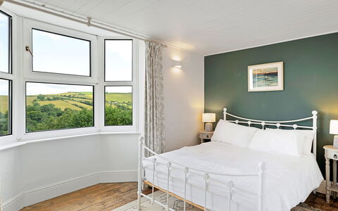 Larkrise: Diseño De Interiores, Cama, Habitación, Piso, Pared, Mueble, Lecho, Suelo, Sábana, Techo