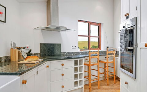 Larkrise: Piso, Diseño De Interiores, Gabinetes, Madera, Cocina, Mostrador, Suelo, Aparato De Cocina, Casa, Techo