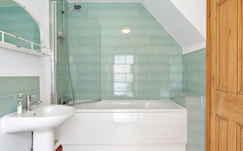Larkrise: Piso, Pared, Baño, Suelo, Diseño De Interiores, Arreglo De Tubería, Bañera, Plomería, Loseta, Grifo