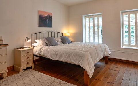 River Cottage: Cama, Lecho, Habitación, Mueble, Sábana, Diseño De Interiores, Suelo, Piso, Madera, Techo