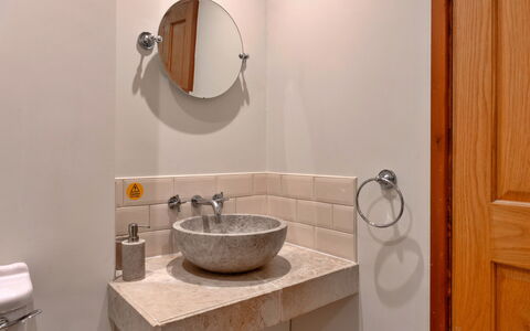River Cottage: Arreglo De Tubería, Lavabo Del Baño, Piso, Baño, Diseño De Interiores, Plomería, Grifo, Suelo, Lavabo, Habitación