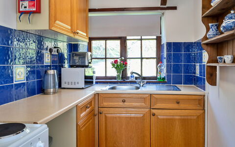 Trimstone Manor - Manor Cottage: Cocina, Mostrador, Madera, Diseño De Interiores, Aparato De Cocina, Gabinetes, Piso, Fregadero, Electrodoméstico, Arreglo De Tubería