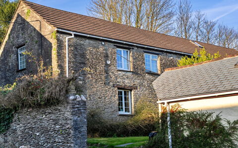 Trimstone Manor - Granary Cottage: Pared, Edificio, Ventana, Casa, Arbusto, Cabaña, Techo, Casa, Pared De Piedra, Enladrillado