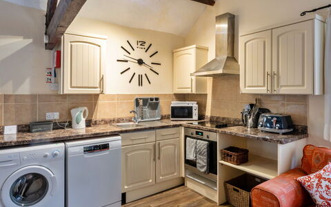 Trimstone Manor - Granary Cottage: Mueble, Diseño De Interiores, Electrodoméstico, Piso, Techo, Suelo, Cocina, Habitación, Mostrador, Gabinetes