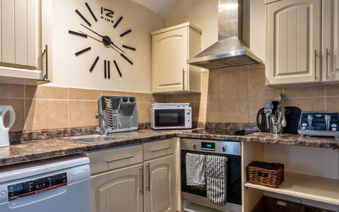 Trimstone Manor - Granary Cottage: Cocina, Aparato De Cocina, Mostrador, Electrodoméstico, Mueble, Diseño De Interiores, Piso, Estufa De Cocina, Gabinetes, Electrodoméstico