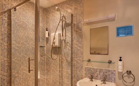 Trimstone Manor - Granary Cottage: Baño, Arreglo De Tubería, Pared, Diseño De Interiores, Piso, Suelo, Espejo, Plomería, Lavabo Del Baño, Alcachofa De La Ducha