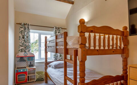 Trimstone Manor - Granary Cottage: Diseño De Interiores, Mueble, Piso, Madera, Suelo, Cama, Habitación, Habitación, Techo, Encendiendo
