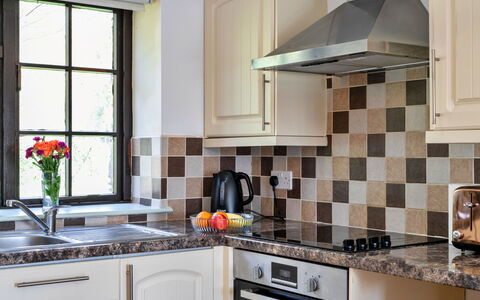 Trimstone Manor - Mill Cottage: Cocina, Mostrador, Diseño De Interiores, Piso, Aparato De Cocina, Suelo, Gabinetes, Arreglo De Tubería, Grifo, Habitación