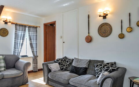 Trimstone Manor - Mill Cottage: Mueble, Diseño De Interiores, Sofá, Pared, Piso, Suelo, Madera, Habitación, Sala, Casa