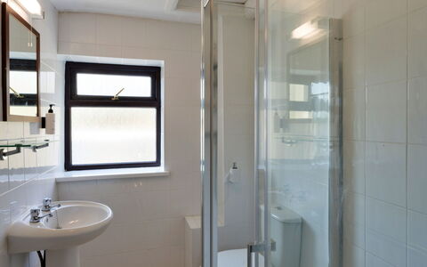 Trimstone Manor - Mill Cottage: Piso, Arreglo De Tubería, Suelo, Diseño De Interiores, Baño, Techo, Lavabo Del Baño, Lavabo, Habitación, Plomería