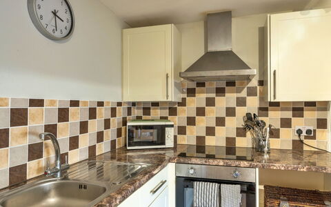 Trimstone Manor - Paddock Cottage: Cocina, Mostrador, Aparato De Cocina, Electrodoméstico, Piso, Diseño De Interiores, Madera, Gabinetes, Arreglo De Tubería, Suelo