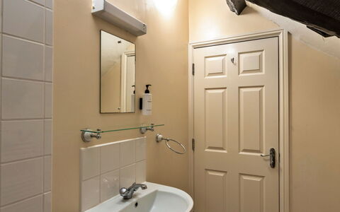 Trimstone Manor - Paddock Cottage: Pared, Arreglo De Tubería, Piso, Suelo, Lavabo Del Baño, Baño, Lavabo, Diseño De Interiores, Plomería, Grifo