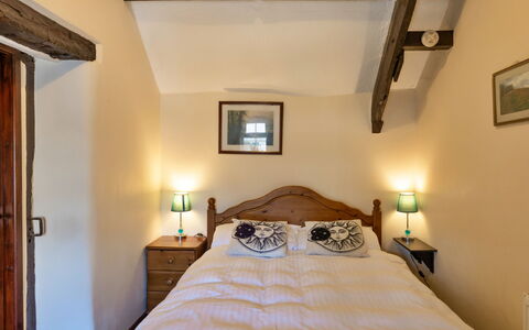 Trimstone Manor - Mill Apartment: Habitación, Cama, Madera, Sábana, Lecho, Mueble, Marco De La Cama, Diseño De Interiores, Suelo, Casa