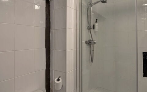 Trimstone Manor - Mill Apartment: Baño, Pared, Arreglo De Tubería, Piso, Suelo, Ducha, Diseño De Interiores, Plomería, Alcachofa De La Ducha, Habitación