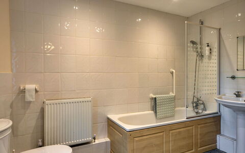 Trimstone Manor - Lee, Studio Apartment: Baño, Piso, Arreglo De Tubería, Suelo, Pared, Diseño De Interiores, Lavabo, Lavabo Del Baño, Grifo, Bañera