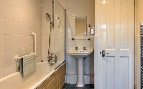 Trimstone Manor - Lee, Studio Apartment: Baño, Arreglo De Tubería, Piso, Pared, Diseño De Interiores, Suelo, Lavabo Del Baño, Lavabo, Baño, Grifo