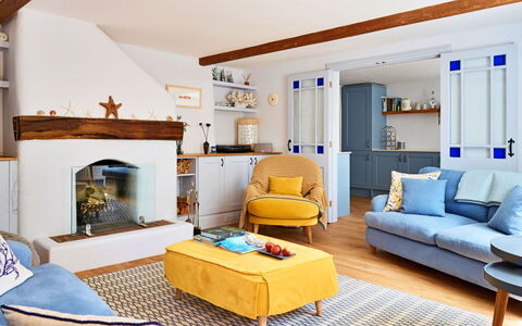 The Anchorage: Mueble, Diseño De Interiores, Sofá, Piso, Pared, Habitación, Madera, Suelo, Techo, Sala