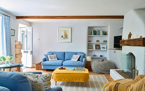 The Anchorage: Mueble, Diseño De Interiores, Sofá, Pared, Piso, Habitación, Sala, Madera, Suelo, Mesa
