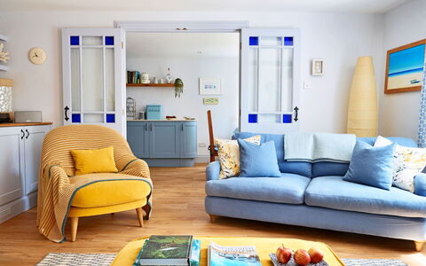 The Anchorage: Mueble, Diseño De Interiores, Sofá, Madera, Piso, Sala, Habitación, Suelo, Amortiguar, Textil