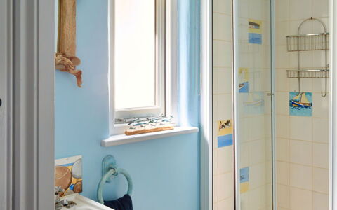 The Anchorage: Azul, Pared, Baño, Diseño De Interiores, Piso, Arreglo De Tubería, Suelo, Habitación, Plomería, Casa