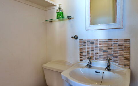 The Wash House, Kingsand: Baño, Lavabo Del Baño, Arreglo De Tubería, Pared, Diseño De Interiores, Lavabo, Piso, Suelo, Grifo, Plomería