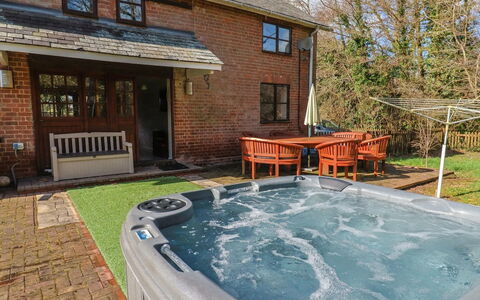 Mill Cottage, Great Houndbeare Farm: Mueble, Cabaña, Piscina, Inmuebles, Yarda, Patio Interior, Casa De Campo, Recurso, Manchas De Madera