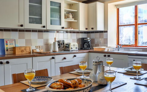 Mill Cottage, Great Houndbeare Farm: Cocina, Mostrador, Mueble, Aparato De Cocina, Gabinetes, Diseño De Interiores, Madera, Piso, Electrodoméstico, Techo