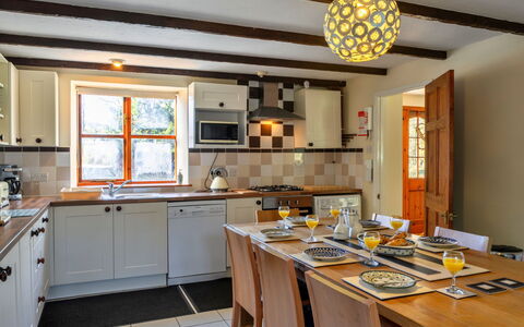 Mill Cottage, Great Houndbeare Farm: Mueble, Diseño De Interiores, Lámpara, Madera, Techo, Piso, Cocina, Gabinetes, Mostrador, Habitación