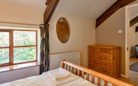 Mill Cottage, Great Houndbeare Farm: Cama, Habitación, Diseño De Interiores, Mueble, Pared, Madera, Lecho, Sábana, Techo, Piso