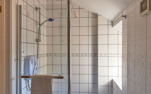 Mill Cottage, Great Houndbeare Farm: Baño, Arreglo De Tubería, Piso, Suelo, Diseño De Interiores, Plomería, Ducha, Loseta, Alcachofa De La Ducha, Grifo