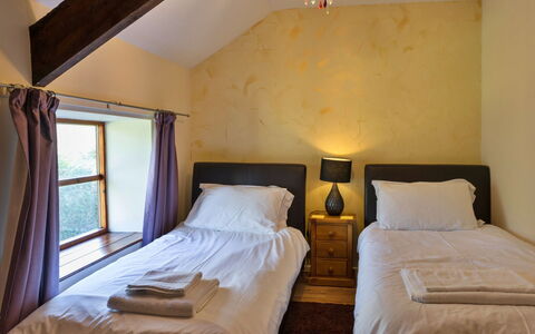 Mill Cottage, Great Houndbeare Farm: Pared, Cama, Habitación, Madera, Sábana, Diseño De Interiores, Lecho, Piso, Suelo, Marco De La Cama