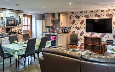 Ivy Cottage, Great Houndbeare Farm: Mueble, Diseño De Interiores, Madera, Piso, Suelo, Habitación, Techo, Sofá, Encendiendo, Cocina