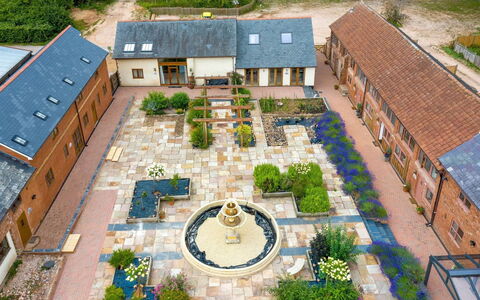Ivy Cottage, Great Houndbeare Farm: Jardín, Inmuebles, Cobertura Del Suelo, Paisajismo, Patio, Yarda, Entrada De Coches, Losa, Césped, Hacienda