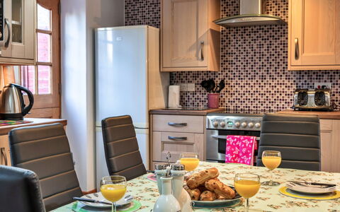Ivy Cottage, Great Houndbeare Farm: Mueble, Cocina, Aparato De Cocina, Diseño De Interiores, Electrodoméstico, Mostrador, Piso, Gabinetes, Vajilla, Habitación