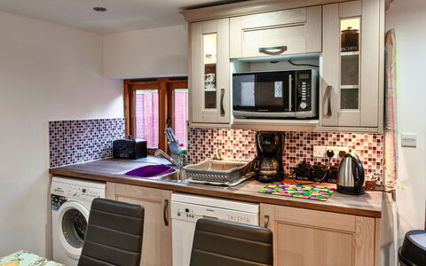 Ivy Cottage, Great Houndbeare Farm: Lavadora, Aparato De Cocina, Electrodoméstico, Cocina, Diseño De Interiores, Cuarto De Lavado, Secadora De Ropa, Electrodoméstico, Mostrador, Mueble