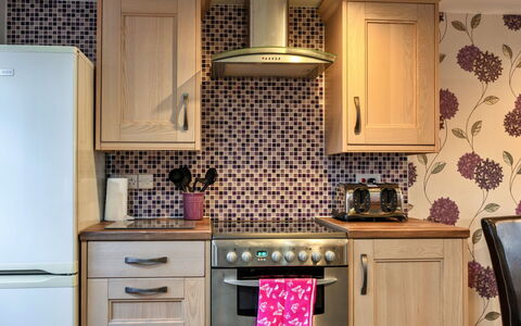 Ivy Cottage, Great Houndbeare Farm: Cocina, Gabinetes, Electrodoméstico, Aparato De Cocina, Mostrador, Piso, Diseño De Interiores, Mueble, Cajón, Suelo