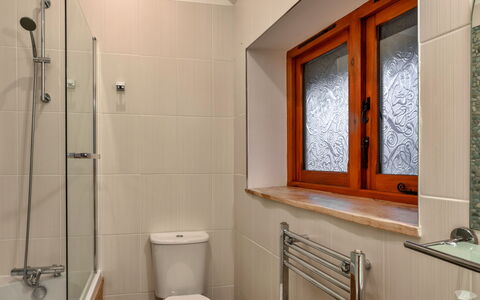 Ivy Cottage, Great Houndbeare Farm: Baño, Arreglo De Tubería, Pared, Piso, Diseño De Interiores, Suelo, Madera, Grifo, Plomería, Habitación