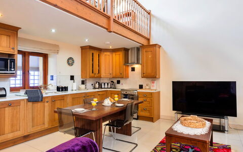 Cob Barn, Great Houndbeare Farm: Mueble, Diseño De Interiores, Madera, Piso, Techo, Suelo, Habitación, Mesa, Cocina, Gabinetes