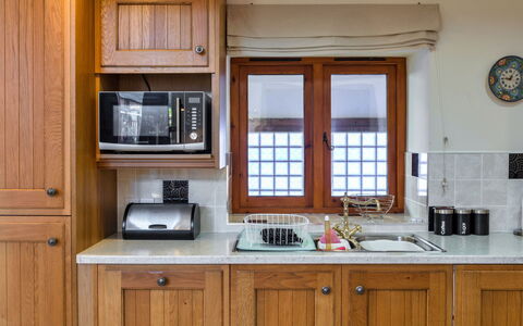 Cob Barn, Great Houndbeare Farm: Gabinetes, Cocina, Mostrador, Aparato De Cocina, Madera, Mueble, Diseño De Interiores, Electrodoméstico, Alacena, Habitación