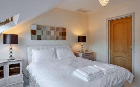 Cob Barn, Great Houndbeare Farm: Mueble, Cama, Habitación, Diseño De Interiores, Lecho, Sábana, Madera, Techo, Suelo, Piso